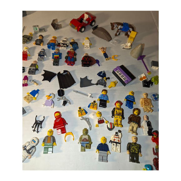 Huge Lot Vintage Legos 9#+ Mini Figures Weapons Accessories Must See - Picture 8 of 15